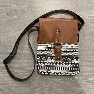 Brown and black and white Aztec pattern crossbody bag with ajustable straps!